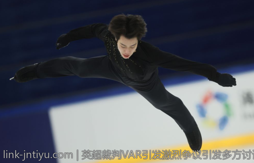 英超裁判VAR引发激烈争议引发多方讨论